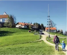  ??  ?? Dem Ziel schon ganz nah: Der Auerberg mit der Kirche St. Georg und dem Panora ma Gasthof. Auf Kinder wartet hier oben ein Spielplatz.