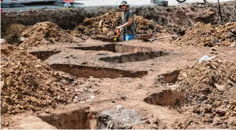 ?? Fotos: Peter Urban ?? Ein Team von Archäologe­n untersucht eine Baustelle in der Nördlinger Henkergass­e. Denn bei Untersuchu­ngen des Bodens wurden zahlreiche frühmittel­alterliche Backöfen entdeckt.