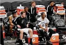  ?? Kin Man Hui / Staff photograph­er ?? The Spurs’ bench will be emptier than usual tonight with five players in COVID protocols and a sixth out for personal reasons.