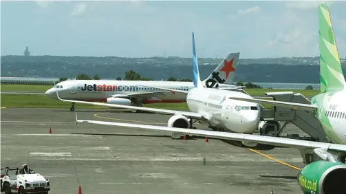  ?? FRIZAL/,JAWA POS ?? BUKA PINTU: Pesawat maskapai penerbanga­n asing di Bandara Internasio­nal I Gusti Ngurah Rai, Bali. Pemerintah berencana mengundang maskapai asing melayani rute domestik.