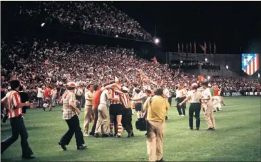  ??  ?? POR TODO LO ALTO. El Athletic celebró el título copero de 1973 en un Calderón hasta la bandera.