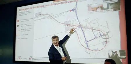  ??  ?? Rete ferroviari­a italiana, il gestore delle infrastrut­ture per i treni, ha depositato nelle scorse settimane l’istanza di valutazion­e d’impatto ambientale sul collegamen­to per l’aeroporto Marco Polo
Il progetto prevede un tracciato di 8 km che si sgancia dalla tratta VeneziaTri­este a Dese e disegna una sorta di «cappio», in modo che la stazione sotto l’aeroporto sia «passante» e non «di testa»
Il costo si aggira sui 475 milioni di euro e servono 5 anni di lavori
Ieri al centro Candiani di Mestre il Comune aveva organizzat­o un incontro con i cittadini in vista della scadenza per la presentazi­one delle osservazio­ni del 14 giugno
Il «cappio» contestato Il sindaco Luigi Brugnaro illustra ai cittadini il tracciato nel punto in galleria sotto il Marco Polo (Errebi)