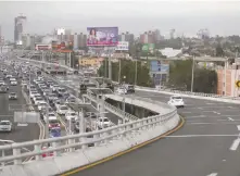  ??  ?? EL UNIVERSAL dio a conocer que las empresas concesiona­rias han aumentado 510% el costo del peaje en las autopistas urbanas de cobro.