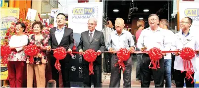  ??  ?? TIMBALAN Ketua Pengarah (Pengurusan Kewangan) Dewan Bandaraya Kota Kinabalu (DBKK) Kenny Chan (tengah) bersama Ng (tiga kiri) serta barisan pegawai AM PM Pharmacy lain semasa acara memotong riben pelancaran kedai berkenaan.