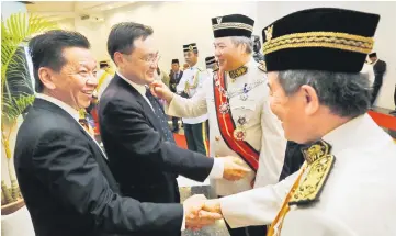  ??  ?? GOOD TO SEE YOU AGAIN:
Deputy Chief Minister Datuk Amar Awang Tengah Ali Hasan (second right) makes a playful attempt to adjust Kota Sentosa assemblyma­n Chong Chieng Jen’s tie upon meeting the latter and Pelawan assemblyma­n David Wong Kee Woan (left)...