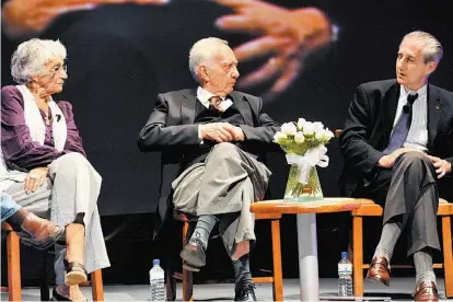  ??  ?? La editora, Sergio Pitol y Joaquín Díez-Canedo en Jalapa, en el Hay Festival 2011.