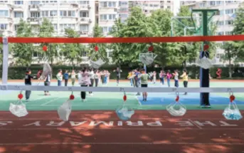  ??  ?? Students attend a physical education class at a primary school in Shanghai on May 21