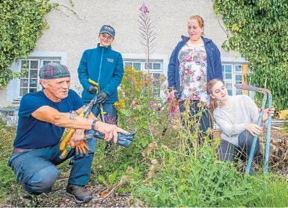  ?? Picture: Steve MacDougall. ?? Volunteers Colin Harper, Maria O’Rourke, Tina and Savannah McRorie.