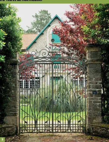  ??  ?? 22. Site classé, le Bois de la Chaise fut replanté de pins, puis découpé en lots vendus aux notables de l’île qui, à la fin du XIXe et au début du XXe siècle, y firent bâtir de somptueuse­s villas.