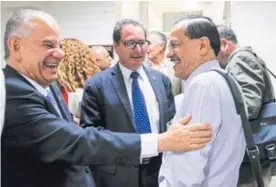  ?? MAYELA LÓPEZ ?? El sindicalis­ta Albino Vargas (derecha) ayer en el Congreso. Con él, los diputados Jorge Rodríguez (PUSC) y Marvin Atencio (PAC).