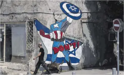  ?? Leo Correa ?? Un grafiti fet en un mur a Tel Aviv mostra Biden com un superheroi defensor d’Israel.