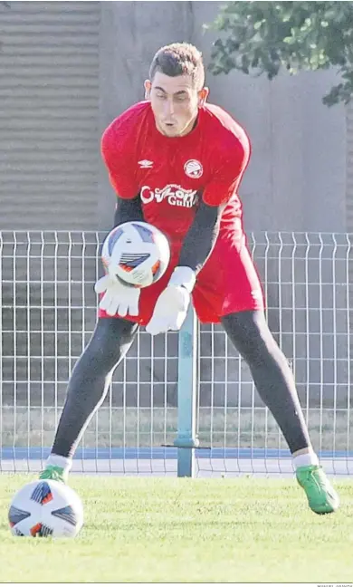  ?? MANUEL ARANDA ?? Juanlu Llamas, en un entrenamie­nto de esta temporada con el Xerez DFC.