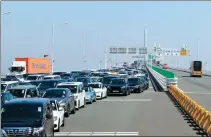  ?? WANG XIANGGUO / XINHUA ?? Vehicles travel on the Hong Kong-Zhuhai-Macao Bridge on Saturday.