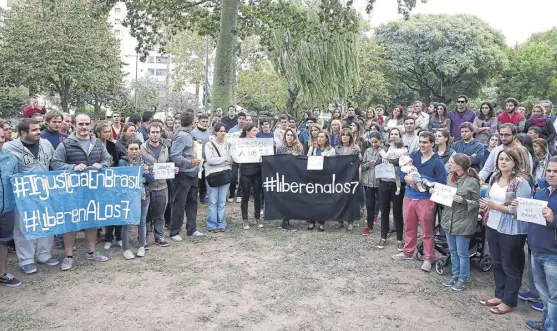  ??  ?? Familiares y amigos de los rugbiers apresados protestaro­n en la esquina de Conde y Concepción Arenal, en Colegiales