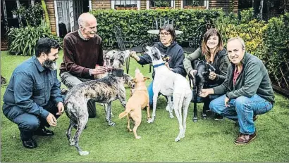  ?? LLIBERT TEIXIDÓ ?? Miguel, Umberto, Silvia, Anna Clements y Albert son el núcleo durodel equipo de SOS Galgos