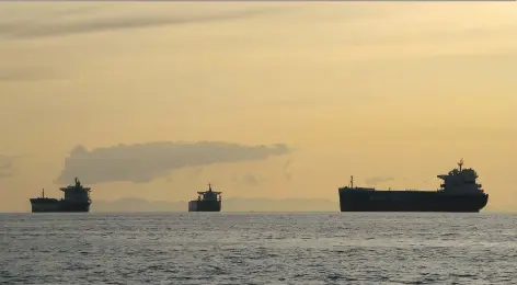  ?? GRAEME ROY/THE CANADIAN PRESS FILES ?? Ships are moored in the Strait of Georgia off Vancouver. The Eagle Spirit pipeline project, an alternativ­e to the rejected Northern Gateway, has the support of all impacted First Nations, but faces a major obstacle in the tanker ban for B.C.’s northern...