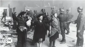  ??  ?? Dos mujeres de la resistenci­a capturadas por los nazis en la invasión del gueto de Varsovia en 1943