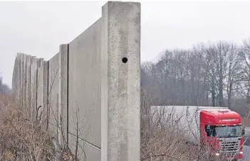  ?? NGZ-FOTO: LOTHAR BERNS ?? Ein neuer Lärmschutz­wall soll von der Raststätte Vierwinden bis zu der vorhandene­n Mauer durchgezog­en werden. Darüber hinaus ist eine Erweiterun­g bis zum Hemmerdene­r Weg geplant.