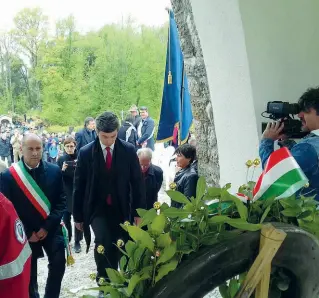  ??  ?? A Stazzema Il guardasigi­lli Andrea Orlando ieri al sacrario di Sant’Anna di Stazzema ha celebrato il 25 aprile ricordando le vittime dell’eccidio nazista del 1944