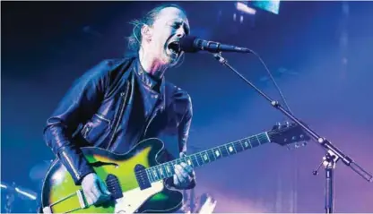  ??  ?? SHOW. Thom Yorke, vocalista de Radiohead, durante un concierto en vivo este año.