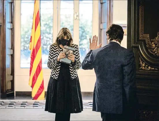  ?? DAVID ZORRAKINO / EP ?? La presidenta del Parlament, Laura Borràs, i el líder del PSC Salvador Illa se saluden un cop acabada la ronda de consultes