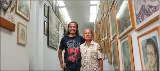  ?? JANESTI PRIYANDINI/JAWA POS ?? ”EH, Mbak. Apa kabar? Sebentar ya, habis nyapu. Saya kalau pagi senang nyapu,” ujar Nasirun kepada saya Rabu (22/3) BERSAMA GURU: Nasirun (kiri) dan pengajarny­a di SMSR Jogjakarta, Supono P.R. Kini dia membantu Nasirun mendata koleksinya.