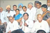  ?? KESHAV SINGH/ HT ?? Congress general secretary Shakeel Ahmed (centre) talking to the media in Chandigarh on Saturday. He is flanked by Haryana chief minister Bhupinder Singh Hooda and state Congress president Phool Chand Mullana.