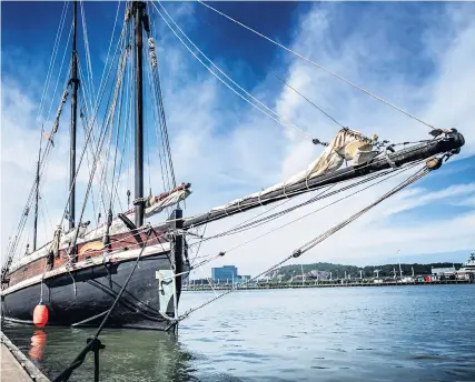  ??  ?? Sen köpte de Grayhound. Ett relativt nybyggt skepp som är gjort som en kopia på en engelsk ”lugger” med samma namn från 1776.