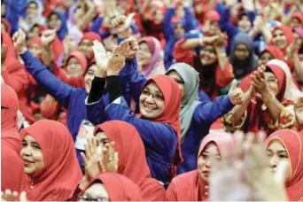  ?? BERNAMAPIX ?? Observers cheering while Umno President Datuk Seri Najib Abdul Razak gives his speech, during the Umno General Assembly at the Putra World Trade Centre (PWTC) in Kuala Lumpur yesterday.