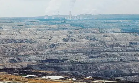  ?? FOTO MAFRA – OTA BARTOVSKÝ ?? Zjizvená krajina.
Povrchový důl Turów a stejnojmen­ná polská elektrárna dělají starosti obyvatelům přilehlého Libereckéh­o kraje.