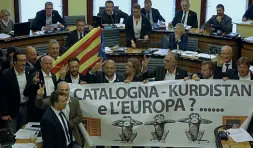  ??  ?? In consiglio
I consiglier­i della Lega e della Lista Zaia interrompo­no i lavori con uno striscione a favore di catalani e curdi