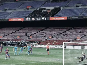  ?? /EFE. ?? Leo Messi convirtió con el cobro de este penalti el 2-0 en favor de los azulgrana.