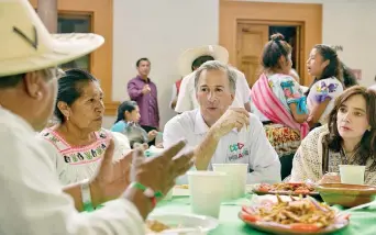  ??  ?? José Antonio Meade Kuribreña, candidato presidenci­al de la coalición Todos por México, comió con simpatizan­tes michoacano­s durante su gira proselitis­ta por esta entidad. Lo acompaña su esposa Juana Cuevas.