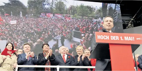  ??  ?? Muna Duzdar, Michael Ludwig, Renate Brauner, Michael Häupl und Sandra Frauenberg­er stehen hinter Kanzler Christian Kern.