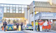  ?? FOTO: PETER ARNEGGER/DPA ?? Einsatzkrä­fte am Rottweiler Jobcenter.