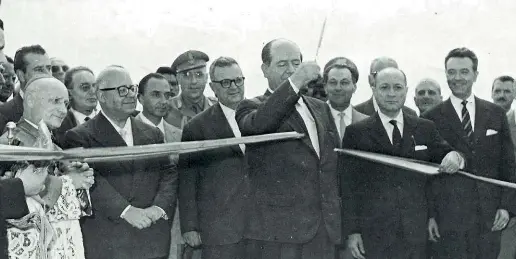  ??  ?? Taglio d’epoca Il ministro Togni inaugura il tratto dell’autostrada fra Brescia e Verona, il primo ad aprire al traffico nel 1962
