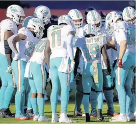  ?? JUSTINEDMO­NDS/AP ?? The
Dolphinsof­fense huddles against the Broncos during the first halfon Sunday inDenver.