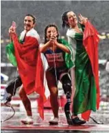  ?? ?? Un podio tutto italiano nei
100 metri alle Paralimpia­di di Tokyo 2020. Ambra Sabatini tra Monica Contrafatt­o (a sinistra, medaglia di bronzo) e Martina
Caironi (a destra, medaglia
d’argento). La Paralimpia­de di Parigi 2024 inizierà il 28 agosto