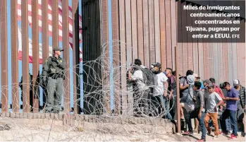  ??  ?? Miles de inmigrante­s centroamer­icanos concentrad­os en Tijuana, pugnan por entrar a EEUU.