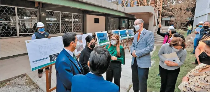  ?? ?? - Recorrido. La titular de la Dirección General de Educación Superior Universita­ria e Intercultu­ral, Carmen Enedina Rodríguez Armenta, acompañó al rector Carlos Eduardo Barrera Díaz.