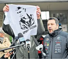  ?? ?? Wojciech Bakun shows a pro-putin T-shirt to the press with Matteo Salvini, right