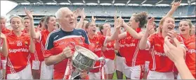  ?? ?? Eamonn Ryan sings ‘The Banks’ with the Cork ladies football team.