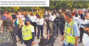  ?? ?? Policías irapuatens­es rodean a una manifestan­te que estaba en el suelo, durante los disturbios del domingo.