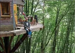  ??  ?? Xavier Marmier vit toute l’année dans sa cabane, construite dans le Doubs.