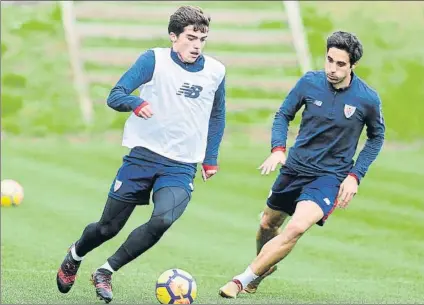  ?? FOTO: JUAN ECHEVERRÍA ?? Etxeita persigue a Córdoba, mientras realizan un ejercicio con balón, en el entrenamie­nto de ayer en Lezama