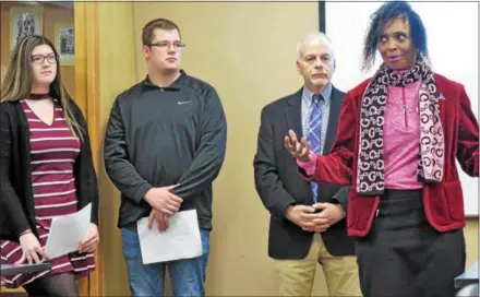  ?? ANDREW AURIGEMA — ONEIDA DAILY DISPATCH ?? Professor Sherie Boyce introduces Robert Esposito and TECRAID presidents Gabbie Edwards and Nathan Saunders.