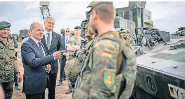  ?? FOTO: MICHAEL KAPPELER/DPA ?? Bundeskanz­ler Olaf Scholz besuchte Anfang Juni die deutschen Nato-soldaten in Litauen.