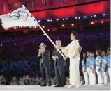  ??  ?? Yuriko Koike, gobernador­a de Tokio, al recibir la bandera olímpica y con ello la gran responsabi­lidad.