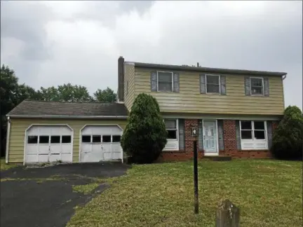  ?? DAN SOKIL — DIGITAL FIRST MEDIA ?? A vacant house sites on Sherwood Way near Canterbury Drive in Towamencin, with a notice from the township’s code department posted on the front door, in 2017.