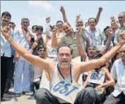  ?? PTI PHOTO ?? Cloth market traders protest against the GST at district collector's office in Bikaner on Saturday.